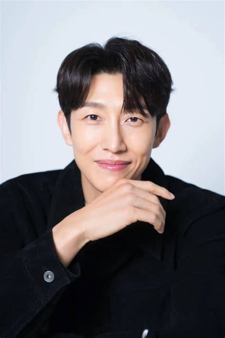 Kang Ki Young with his child Kang Ki Young with his child